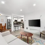 Hillside In Seattle - Updated And Well Appointed.