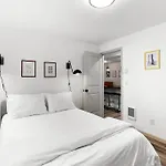 Hillside In Seattle - Updated And Well Appointed.