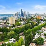 Hillside In Seattle - Updated And Well Appointed.