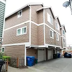 Snug Suite Near Greenlake!