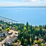 Golden Gardens Getaway-Walk To Beach & Waterfront