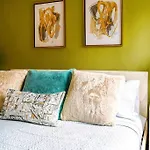 Colorful Downtown Condo, 2 Bedrooms, King Bed