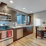 Modern 3 Bedroom Townhouse Just Steps To Alki Beach