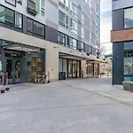 Close Downtown Modern Apartment - Pet Friendly, Wifi, Rooftop Views