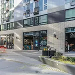 Close Downtown Modern Apartment - Pet Friendly, Wifi, Rooftop Views