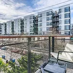 Close Downtown Modern Apartment - Pet Friendly, Wifi, Rooftop Views