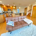 Cozy Rustic Home Minutes From Downtown Seattle!