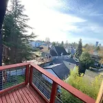 Cozy Rustic Home Minutes From Downtown Seattle!