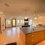 Cozy Rustic Home Minutes From Downtown Seattle!