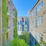 103 Belltown Modern And Bright In The Heart Of Belltown Queen Bed