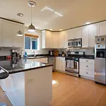 Stylish North Seattle Townhouse- Dual Master Suites