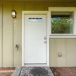 Stylish North Seattle Townhouse- Dual Master Suites