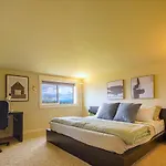 Stylish North Seattle Townhouse- Dual Master Suites