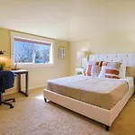 Stylish North Seattle Townhouse- Dual Master Suites