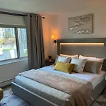 Luxury Downtown Studio King Bed City View