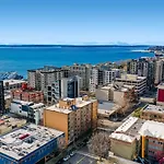 Penthouse Suite Downtown, Top Floor 4 Beds, 2Baths