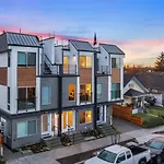 3Br 2.5Ba Rooftop View Green Lake Hideaway