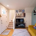 Adorable Cozy House With Parking And Loft!