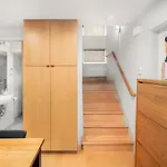 Seattle Skyline Retreat Cozy 1Bd W Balcony Views