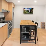 Seattle Skyline Retreat Cozy 1Bd W Balcony Views