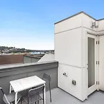 Seattle Skyline Retreat Cozy 1Bd W Balcony Views