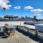 Queen Anne Abode - 1 Block From Cpa! - Free Parking!