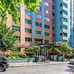 Eclectic Downtown & Cap Hill King Bed & Kitchen