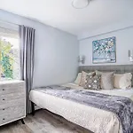 Modern Coastal Downtown, King Bed, Work Desk, Kitchen