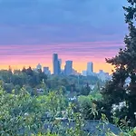 Blue Heron Manor - Historic Charm Centrally Located
