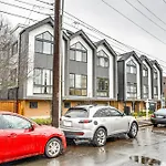 Modern Seattle Townhome Walk To Light Rail!