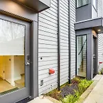 Modern Seattle Townhome Walk To Light Rail!