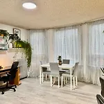 Seattle Home With 2 Bedrooms A King Bed Queen Bed And An Extra Sofa Bed Located 10 Minutes From Seatac Airport And 20 Minutes From Downtown