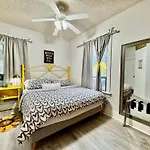 Seattle Home With 2 Bedrooms A King Bed Queen Bed And An Extra Sofa Bed Located 10 Minutes From Seatac Airport And 20 Minutes From Downtown