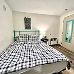 Private Room With Shared Bathroom On The 1St Floor 10 Minutes Walk To University Of Washington