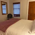 Seattle-Queen Anne-- 7 Bedroom 3 Ba--One Block To Spu