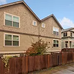Modern Townhouse Near Dt Seattle & Stadium Parking