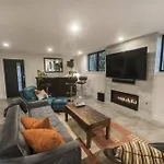 2 Bedroom Getaway Near Downtown