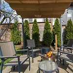 Northwest Retreat With Cedar Hot Tub