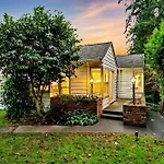 Cozy Lakeview Retreat In Seattle