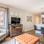 Eclectic Downtown & Cap Hill King Bed & Kitchen
