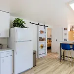 Quiet City Retreat Near Light Rail, Downtown & Stadiums!