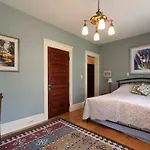 What are the best hotels near Chihuly Garden and Glass?