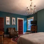 What are the best hotels near Chihuly Garden and Glass?