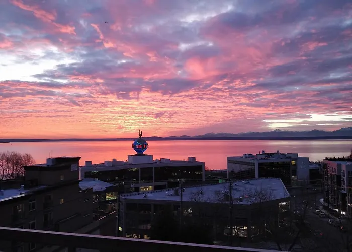 Top Floor Water View Oasis Near Space Needle & Cruise