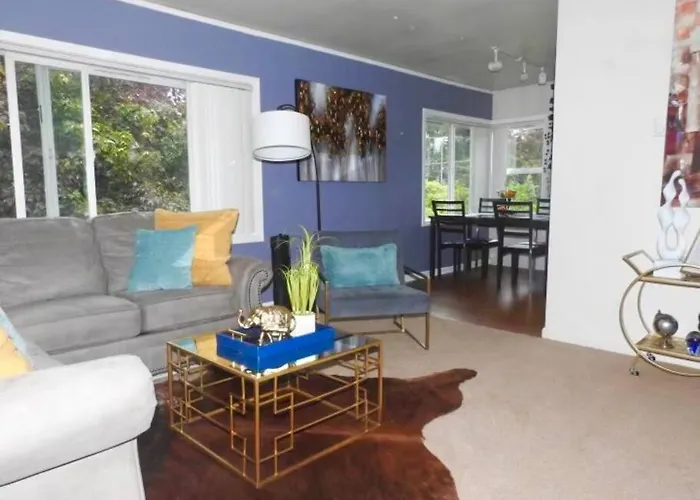 The Golden Serene - Uniquely Furnished Apartment Near Lake Washington - Free Parking & Wifi