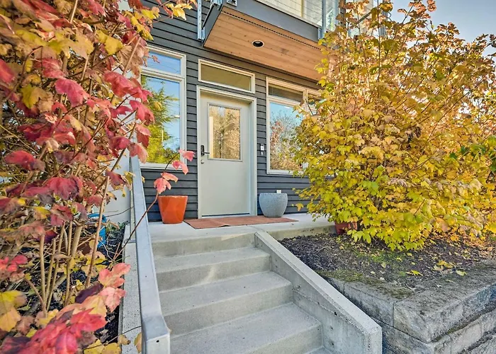 Sleek Seattle Home With Rooftop Patio And Views!