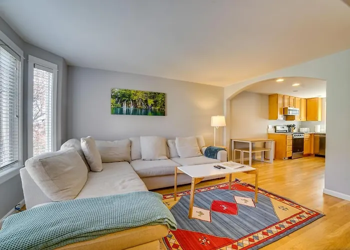 Pet-Friendly Seattle Townhome Less Than 1 Mile To Lake!