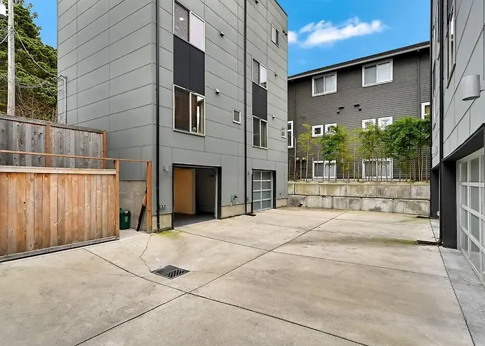 Modern 3 Bedroom Townhouse Just Steps To Alki Beach