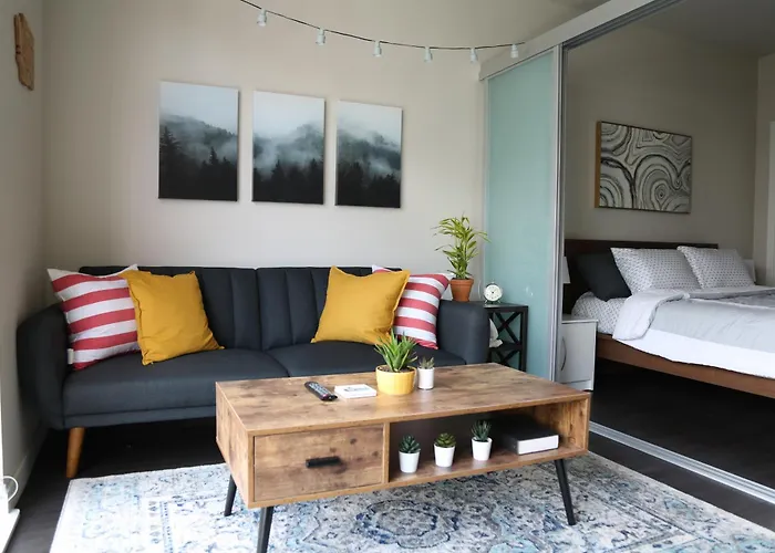 Queen Anne Abode - 1 Block From Cpa! - Free Parking!