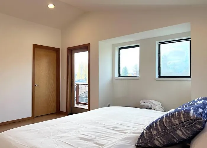 Cozy Rustic Home Minutes From Downtown Seattle!